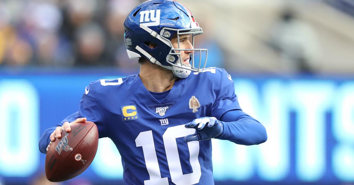 Manning Throws 2 TDs, Gets Standing Ovation as Giants End Long