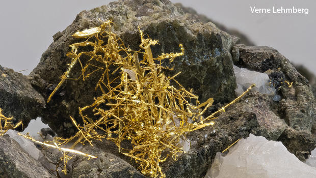 gold-filaments-formed-in-calcite-verne-lehmberg-620.jpg 