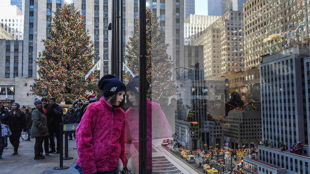 New Yorkers Go Shopping As Christmas Holiday Draws Near 