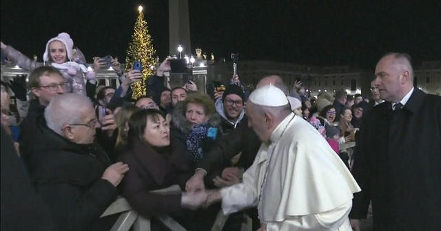 Pope Francis apologizes for swatting away woman's hand
