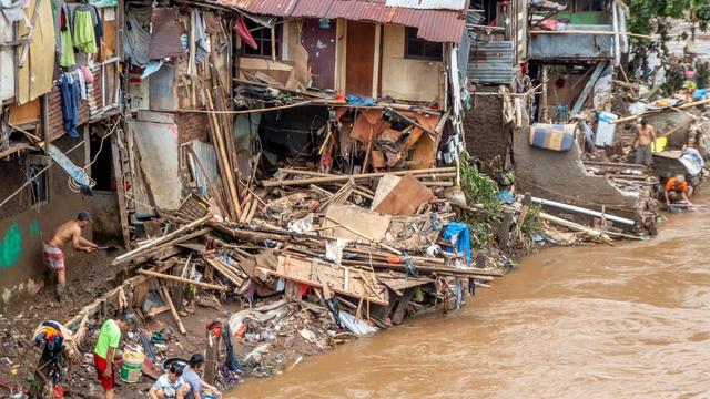 TOPSHOT-INDONESIA-WEATHER-FLOOD 