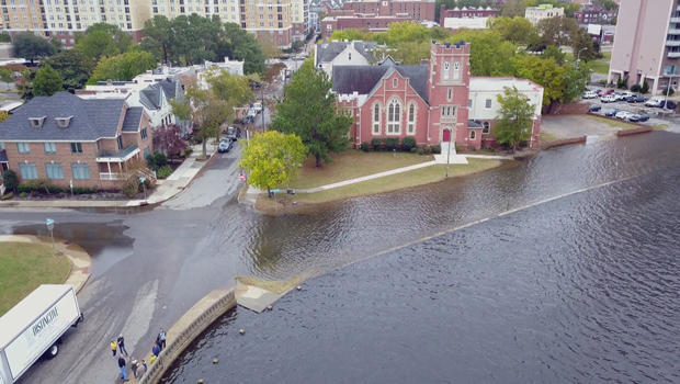flooding-brought-by-high-tide-in-norfolk-va-620.jpg 