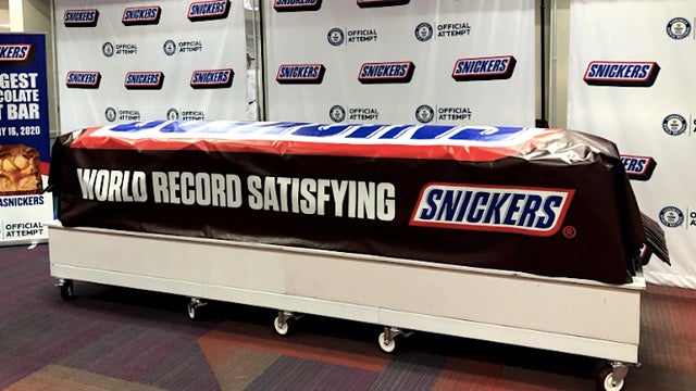 worlds-largest-Snickers.jpg 