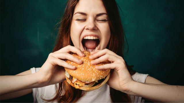 Girl-with-Burger_613939973.jpg 