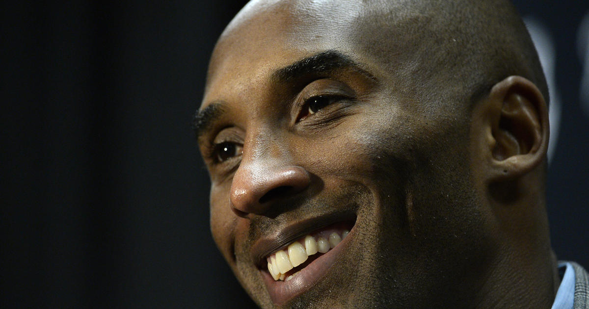 Los Angeles Lakers guard Kobe Bryant attends the game between the New  News Photo - Getty Images