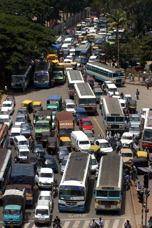 Traffic jams on the hisghway near Bangalore City (USED-IT 27/12/2004) 