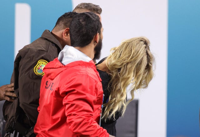 Super Bowl 2020: Fan runs onto field 