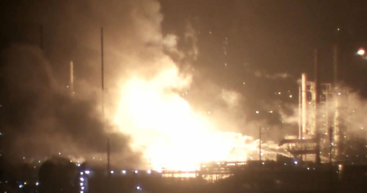 Fire erupts at Louisiana ExxonMobil refinery - CBS News