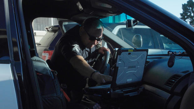 surveillance-cop-in-car-laptop.jpg 