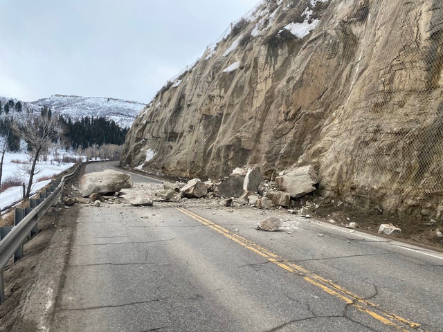 Hwy40 Rock Slide 5 (CSP-Craig tweet) 