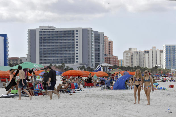 Coronavirus outbreak doesn't deter Florida beach-goers 