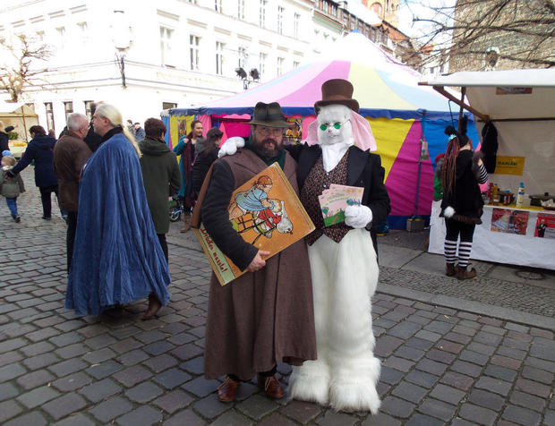 Schauspieler verkleidet als Heinrich Zille und der Osterhase aufgenommen auf dem Frühlingsmarkt, Ostermarkt im Nikolaiviertel in Berlin Mitte 