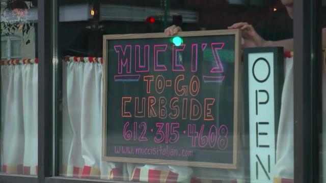 muccis-restaurant-sign.jpg 