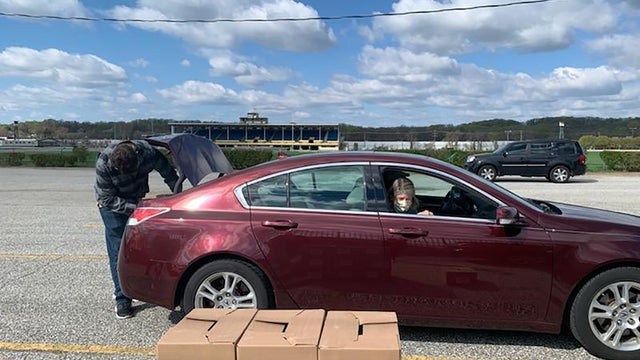 Fairgrounds-Pick-Up-Site-with-Volunteer-Help-Photo.jpg 
