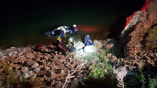 couple-drivers-down-cliff-rescued.jpg 
