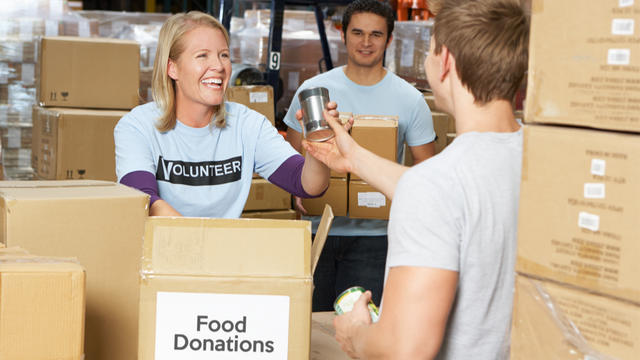 FoodBankVolunteer_129614756.jpg 