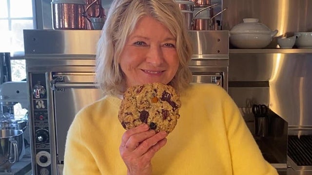 martha-stewart-giant-kitchen-sink-cookie-660.jpg 
