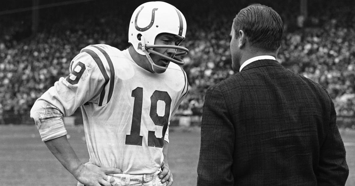 Baltimore Colts' coach Don Shula discusses strategy with two of his News  Photo - Getty Images