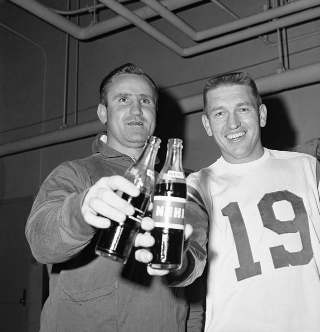 Baltimore Colts' coach Don Shula discusses strategy with two of his News  Photo - Getty Images