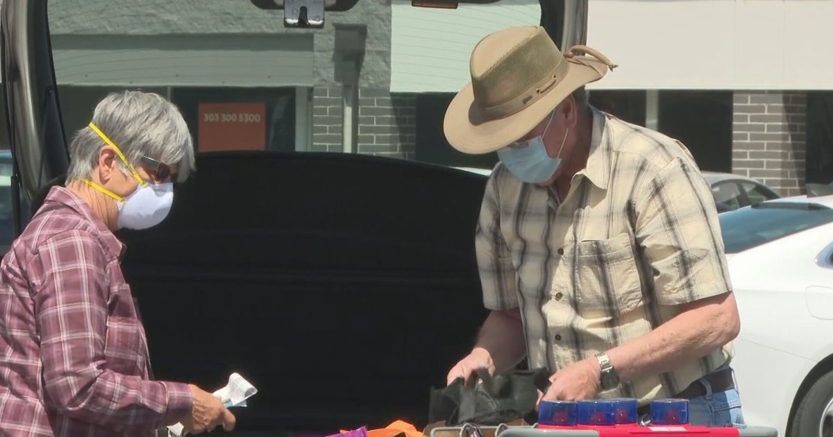 Castle Pines City Leaders Give Out Free Face Masks - CBS Colorado