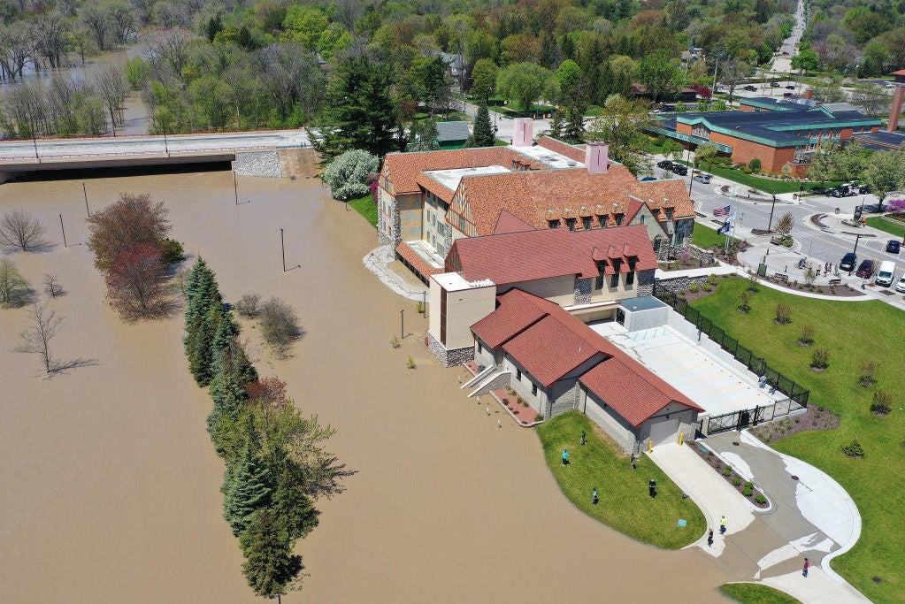 Michigan dam failures force 10,000 to evacuate and could leave one city ...