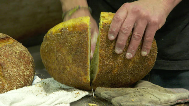 jim-lahey-slicing-bread-620.jpg 
