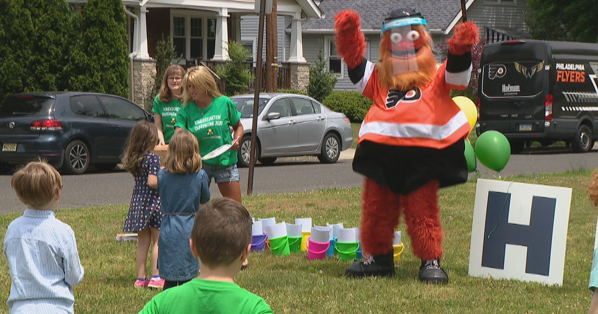 Gritty Helps Kindergarten Students Celebrate Graduation At Haviland