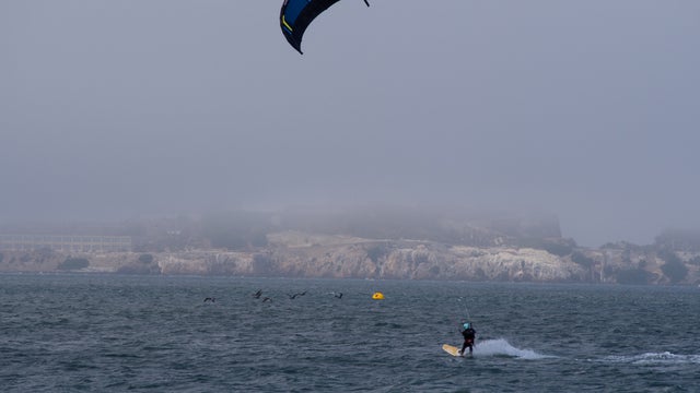 Kite_surfer_in_San_Francisco_fog_3.jpg 