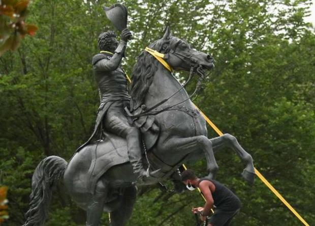 protesters-try-to-topple-andrew-jackson-statue-near-white-house-062220.jpg 