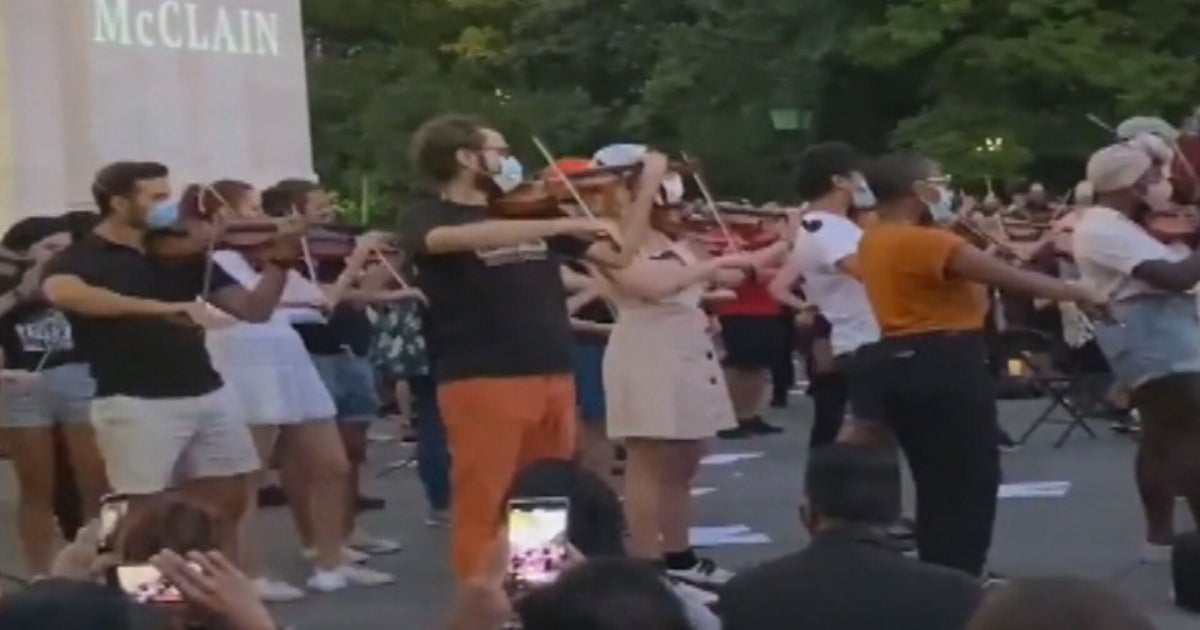 Crowds Gather For Violin Vigil In Elijah McClain s Honor In New York 