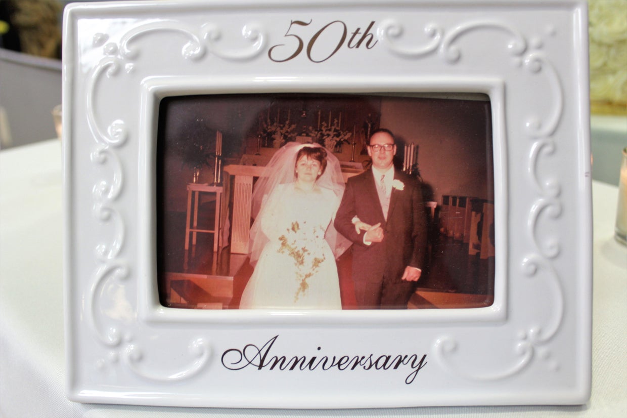 Couple married for 53 years dies of coronavirus an hour apart, holding(02)