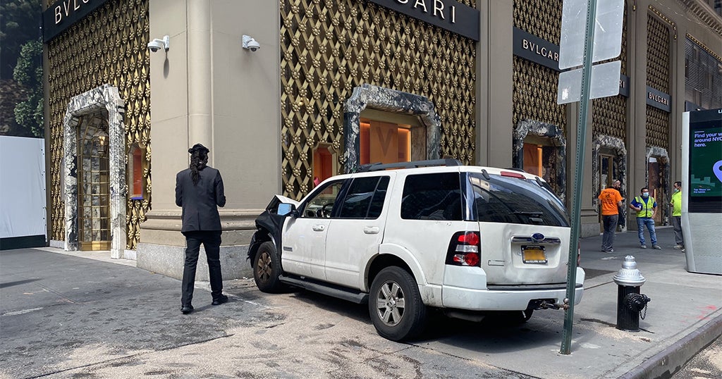 Stolen Car Slams Into Building In Midtown - CBS New York