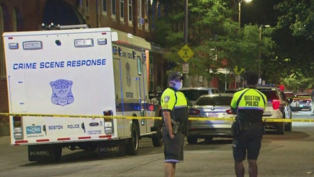 Clerk Shot, Seriously Injured At Roxbury Convenience Store - CBS Boston