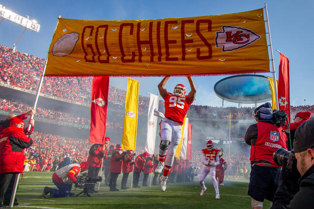 Kansas City Chiefs ban fans from wearing headdresses and Native  American-inspired face paint in the stadium - CBS News