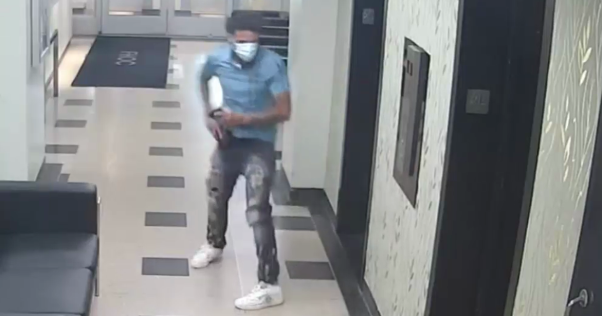 Seen On Video: 82-year-old Man Robbed Inside Bronx Elevator - Cbs New York