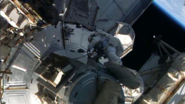 satmo-1221-spacewalk-640x360.jpg 