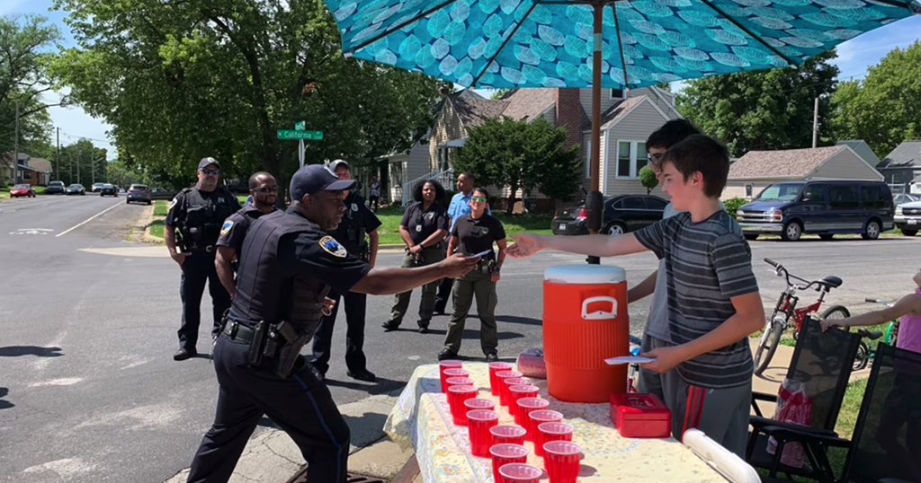 Community Rallies To Help Lemonade Stand After It Was Robbed CBS