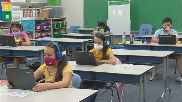 denver students schools laptop class students face mask (1) 