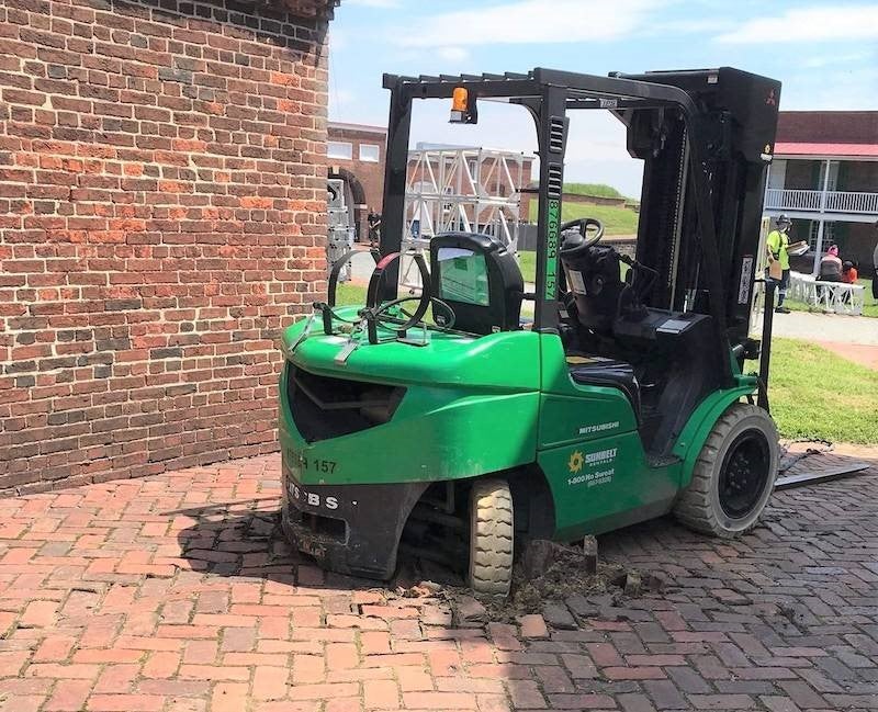 0826fortmchenryforklift 