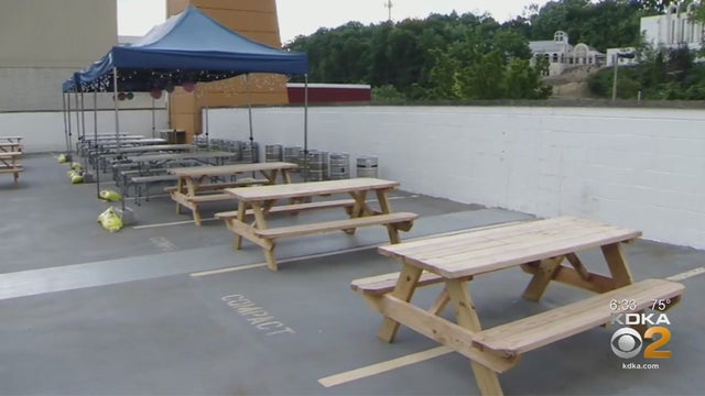 outdoor-dining-empty-tables.jpg 