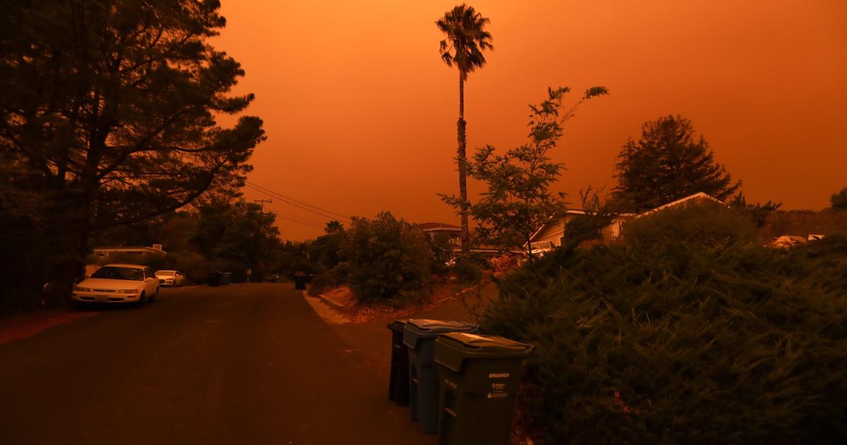 Smoke from nearby wildfires creates eerie baseball scene at Oracle