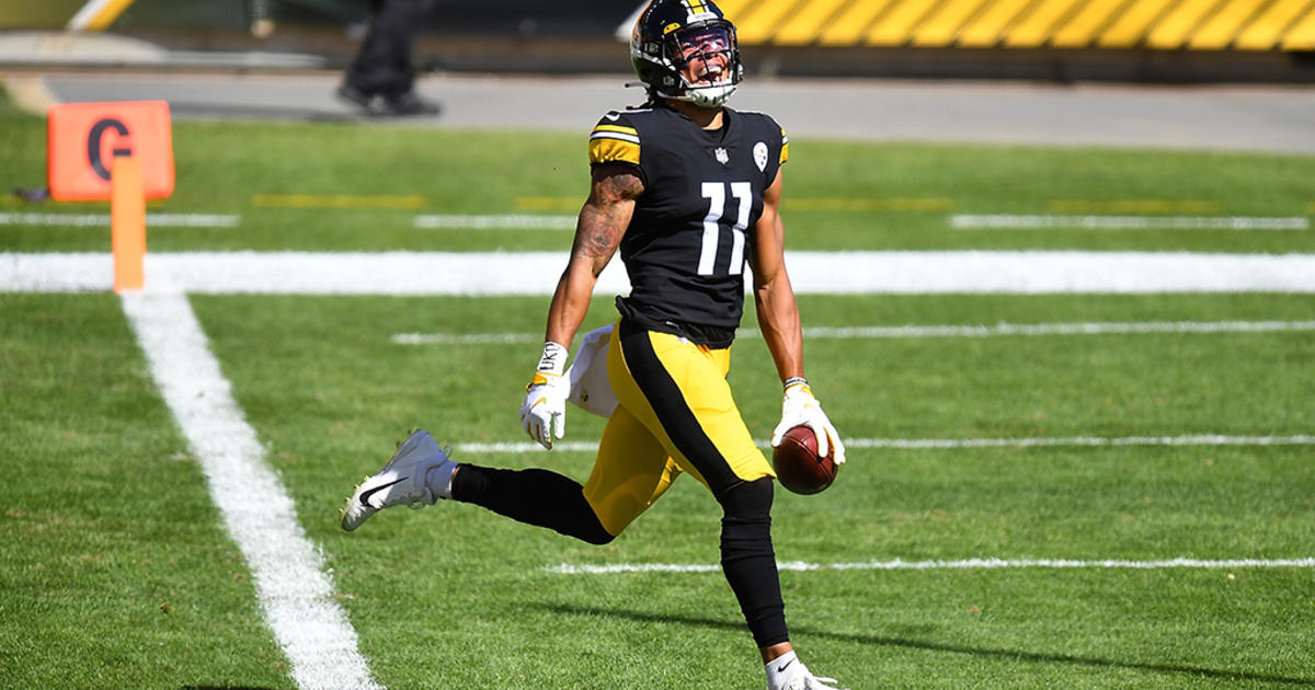 Pittsburgh Steelers WR Chase Claypool Holding Youth Football Camp