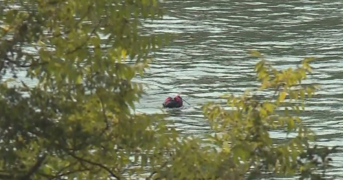 2 Men Rescued After Boat Capsizes In Sacramento River - CBS Sacramento