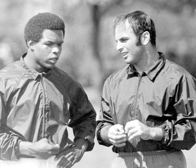 CIRCA 1960's: Gale Sayers of the Chicago Bears carries the ball in a  News Photo - Getty Images