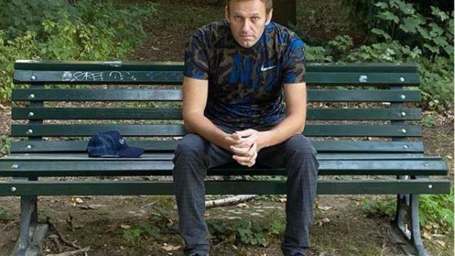 navalny-berlin-discharged-park-bench.jpg 