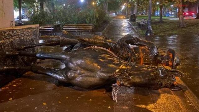 teddy-roosevelt-statue-toppled-by-portand-oregon-protestrers-101120.jpg 