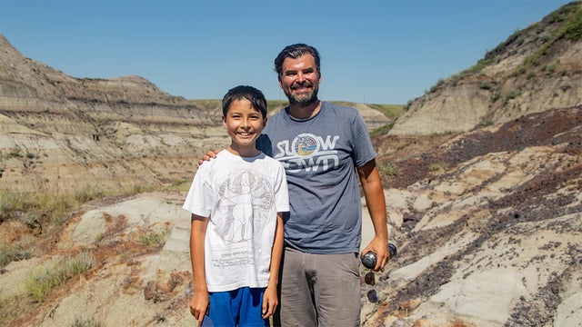 boy-finds-fossil.jpg 