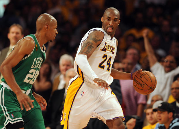 Los Angeles Lakers' Kobe Bryant oupasses 