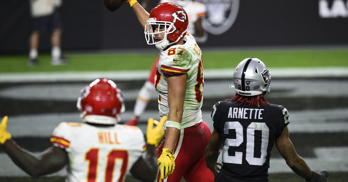 Kansas City Chiefs 35-31 Las Vegas Raiders: Patrick Mahomes throws