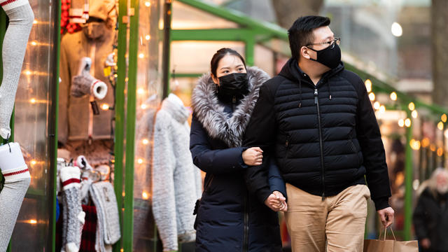 Masked shoppers in New York 